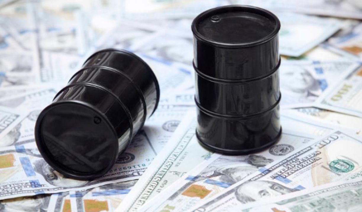 به گزارش خبرانرژی، جواد اوجی وزیر نفت ایران روز سه‌شنبه ۳۰ فروردین اعلام کرد سال گذشته مجموع درآمد صنعت نفت از محل صادرات نفت، میعانات گازی، فرآورده‌های نفتی و غیره ۴۳ میلیارد دلار بوده است.