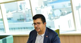 به گزارش خبرانرژی به نقل از صنعت‌صنف: علیرضا کلاهی صمدی در این‌باره اظهار داشت: باتوجه به تحریم صنعت هوایی کشور و اینکه به ایران هواپیما نمی‌دهند، یکی از بهترین راه‌ها برای دور زدن تحریم‌ها راه‌اندازی قطار سریع‌السیر است.