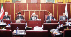 به گزارش خبرانرژی به نقل از مرکز رسانه و روابط عمومی مجمع تشخیص مصلحت نظام، آیت الله آملی لاریجانی در ابتدای جلسه صبح شنبه هفتم خردادماه ۱۴۰۱ با اشاره ای مختصر به ساختار سیاستهای کلی برنامه هفتم توسعه کشور، تصریح کرد: سیاستهای کلی برنامه هفتم توسعه به نسبت سیاستهای کلی برنامه های سابق، از نظر تعداد بند محدودتر شده و بر همین اساس امیدواریم که اعضای محترم مجمع با تدقیق هر چه بیشتر در بندهای سیاستها طی جلساتی فوق العاده، متنی دقیق و کارشناسی شده را به محضر مقام معظم رهبری تقدیم کنند تا دولت محترم نیز پس از ابلاغ سیاستهای کلی، فرصت کافی برای تدوین برنامه و ارسال آن به مجلس داشته باشد.