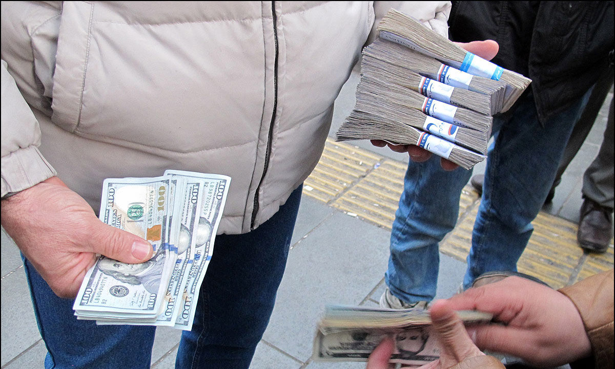 به گزارش  خبرانرژی به نقل از اقتصادنیوز ، بررسی روند قیمت دلار  در دو سه روز اخیر نشان می‌دهد که اسکناس آمریکایی در تهران در حال جولان بوده است.