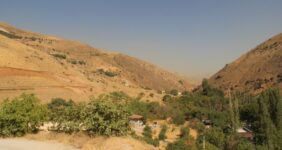 سکوت مسئولان فشم در برابر یک زمین خواری پر از اما و اگر، مدتی است که چندین هکتار از اراضی منطقه زردبند بخش فشم به طور سئوال برانگیزی از فهرست زمین‌های منابع طبیعی خارج شده و در روند واگذاری به مالک خصوصی رسیده که قرار است به مجموعه ای ویلایی در قالب یک شهرک تبدیل شود.