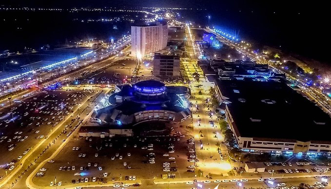 به گزارش  خبرانرژی: دکتر محمد فرزاد میرزایی قلعه،‌ مدیر کل گردشگری دبیرخانه شورایعالی مناطق آزاد تجاری صنعتی و ویژه اقتصادی  همانطور که مستحضر هستید مناطق آزاد تجاری صنعتی و ویژه اقتصادی کشور (مشتمل بر هشت منطقه اجرایی شده منطبق با قوانین جمهوری اسلامی ایران -چابهار، قشم، کیش، اروند، ماکو، ارس‌، انزلی منطقه فرودگاهی امام خمینی‌(ره)- و ۸ منطقه درحال اجرایی شدن) بخش قابل توجه ای از پهنه سرزمینی کشور عزیزمان ایران را به خود اختصاص داده است که مجموعه قوانین حاکم بر این مناطق بستر مناسبی برای فعالین مختلف عرصه‌های اقتصادی- اجتماعی فراهم نموده است که یکی از مهمترین این کسب و کارها، که تاثیرات عمیق اجتماعی- فرهنگی در پس کرانه‌های خود دارد؛ فعالیت گردشگری می باشد.