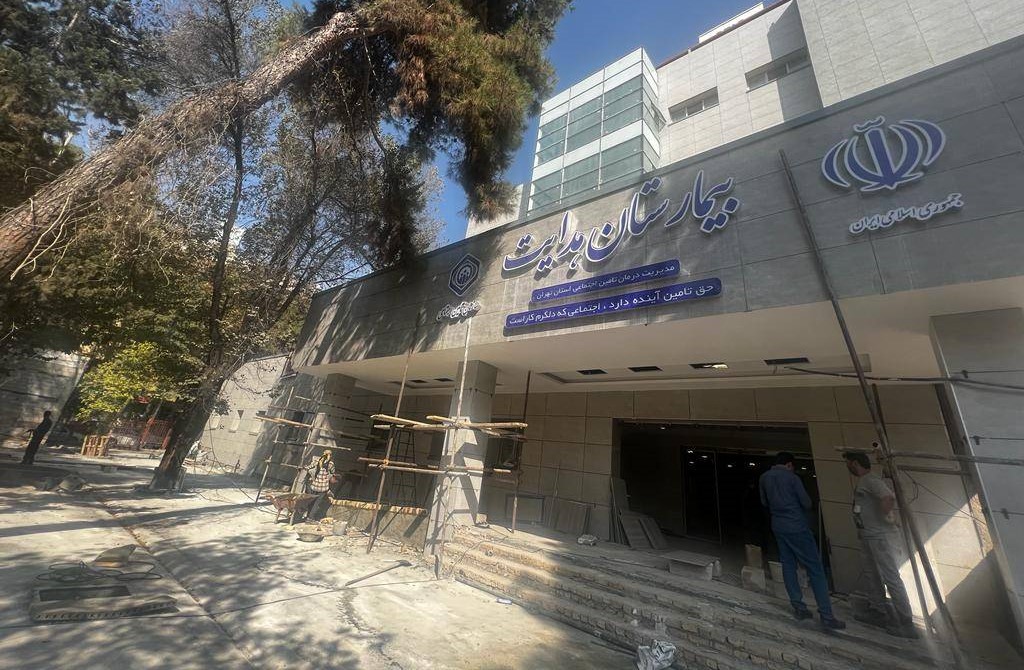 به گزارش خبرانرژی، ساخت بیمارستان یکصد تختخوابی تأمین اجتماعی هدایت پس از حدود هفت سال بلاتکلیفی در شهریورماه ۱۴۰۰ به مناقصه گذاشته شد و شرکت «سمندیس»، انجام کارهای باقیمانده و تکمیلی ساختمانی و تأسیساتی این بیمارستان را از مهرماه سال گذشته آغاز کرد.