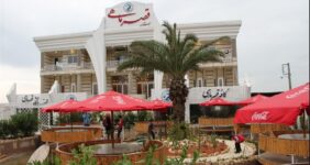 به گزارش خبرانرژی، ناصر شهابی، مدیرداخلی مجموعه گردشگری و پذیرایی قصر ماهی که در ششمین نمایشگاه بینالمللی شیلات و صنایع وابسته حضوری فعال داشت درباره فعالیت این مجموعه گفت: مجموعه قصرماهی اولین مجموعهای است که به صورت زنجیرهای در کل کشور فعالیت میکند.