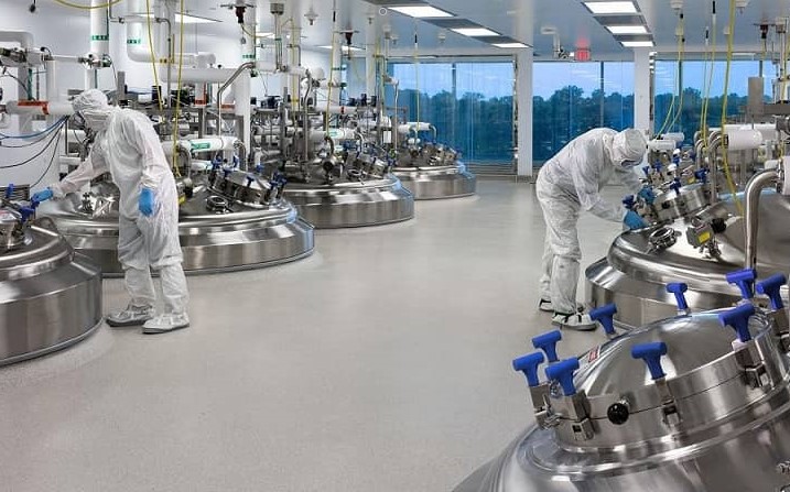 به گزارش خبرانرژی، مطالعه مشترک اندیشکده کسب‌وکار شریف و اتاق بازرگانی تهران درباره آثار قیمتگذاری دستوری در صنعت دارو نشان می‌دهد به کار‌گیری این سیاست از سوی دولت که با انگیزه کاهش هزینه‌های خود دولت انجام می‌شود، موجب اختلال‌های زیادی چون کاهش تولید و کمبود دارو، قاچاق معکوس، افزایش سرانه مصرف دارو و … شده است.