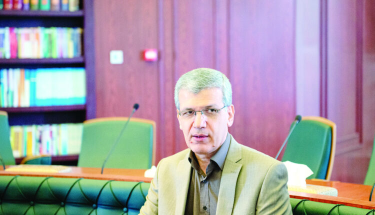 به گزارش خبرانرژی به نقل از رازپول، گروه سایبان: در این نوشته میخواهم الگویی را برای دگرگونی بنیانی در آیین‌نامه کارمزد فروش بیمه مطرح کنم و آن را در معرض نقادی و اظهارنظر دست‌درکاران صنعت بیمه قرار دهم تا با اصلاح و تکمیل آن، زمینه دگرگونی بنیانی در آیین‌نامه کارمزد نمایندگی و کارگزاری بیمه فراهم شود و در نتیجه، اثربخشی شبکه فروش در توسعه صنعت بیمه ارتقا یابد.