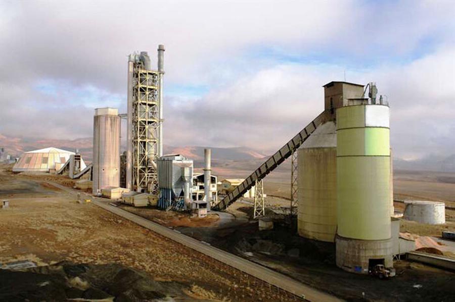 به گزارش خبرانرژی به نقل از ایلنا: دبیر انجمن سیمان از کاهش ۲۰ تا ۲۳ درصدی سوخت کارخانه‌های سیمان خبر داد و گفت: گاز بیش از ۵۰ کارخانه سیمان به صورت تقریبی قطع شده است. از سوی دیگر برق واحدهای تولیدی نیز به تدریج دچار محدودیت شده‌اند.