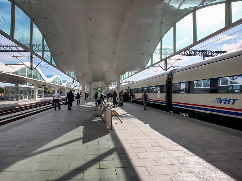 به گزارش خبرانرژی: دکتر سید جلال ابراهیمی، مدیر مرکز پژوهش و تحقیقات ایران و ترکیه: خط قطار سریع السیر آنکارا-استانبول از گبزه خارج می‌شود و از پل یاووز سلطان سلیم روی فرودگاه صبیحه گوکچن می‌گذرد، مسیری به فرودگاه استانبول می‌رسد و از آنجا به اروپا متصل می‌شود.