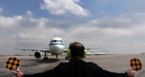 به گزارش پایگاه خبرانرژی به  نقل از ایسنا، درحالی که اخباری مبنی‌بر افزایش قیمت بلیت هواپیما از سوی برخی از ایرلاین‌ها به ‌گوش می‌رسد، سازمان هواپیمایی این موضوع را غیرقانونی می‌داند.