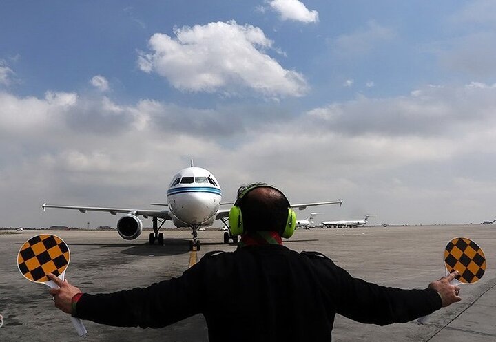 به گزارش پایگاه خبرانرژی به  نقل از ایسنا، درحالی که اخباری مبنی‌بر افزایش قیمت بلیت هواپیما از سوی برخی از ایرلاین‌ها به ‌گوش می‌رسد، سازمان هواپیمایی این موضوع را غیرقانونی می‌داند.