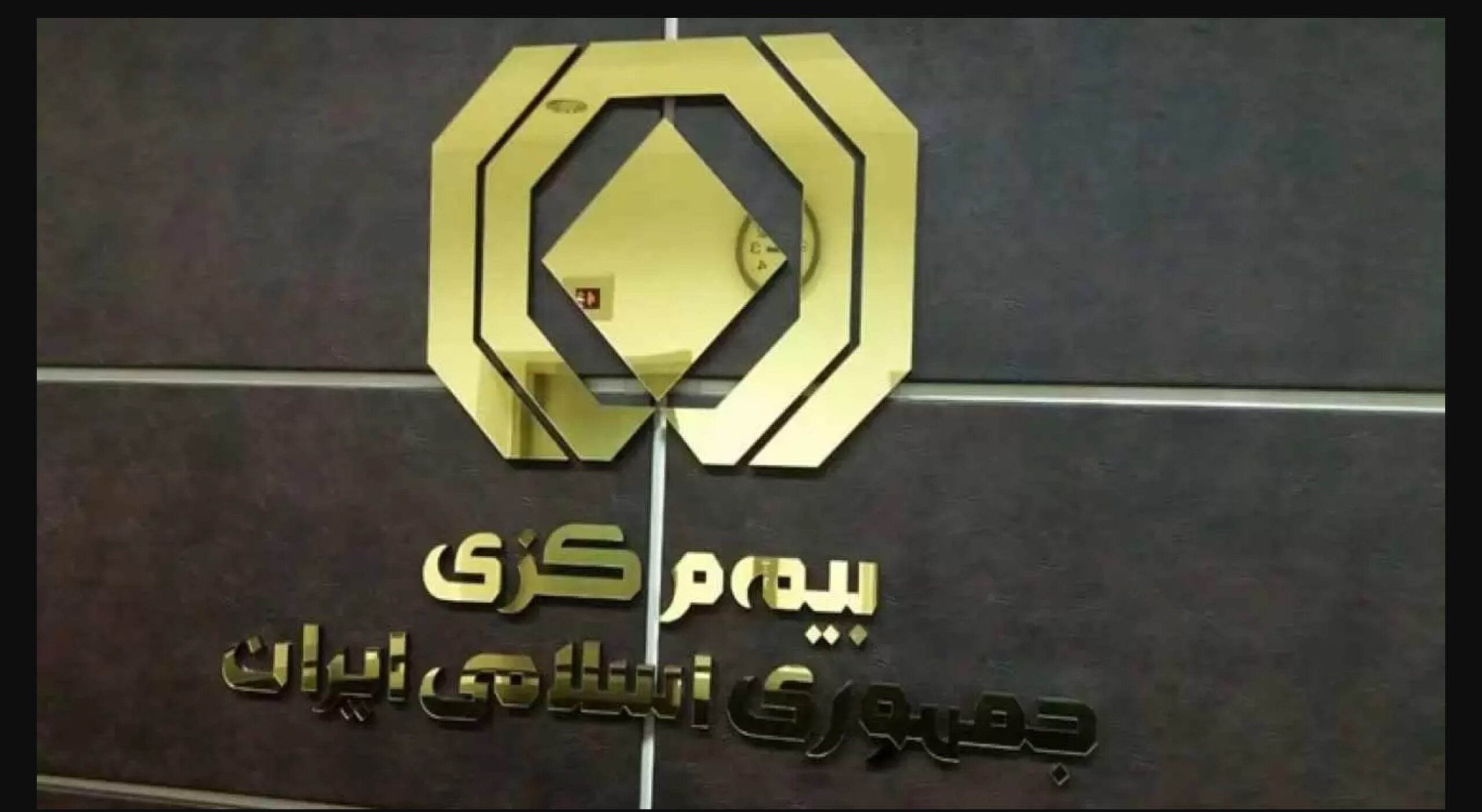 به گزارش خبرانرژی به نقل از رازپول، گروه سایبان: بسیاری دیگر نزدیکی بنیادی با احسان خاندوزی را مبنائی بر دلیل باورپذیری او در برج نهاد ناظر بر می‌شمردند، استناد آنان به مستندات منتشر شده توسط رسانه‌ها مبنی بر شراکت علی و احسان در یک شرکت بود، هرچند اطلاعات تکمیلی نشان می‌داد که علی از هیات مدیره آن شرکت کوچ کرده، ظاهرا دوستی آنان به پنج و یا ۱۰ سال ختم نمی‌شود و آن دو یار دوران دانشگاه هستند در دهه ۷۰، دانشگاهی که امروزه شاگردانش کرسی‌های حساسی از دولت را در اختیار دارد.