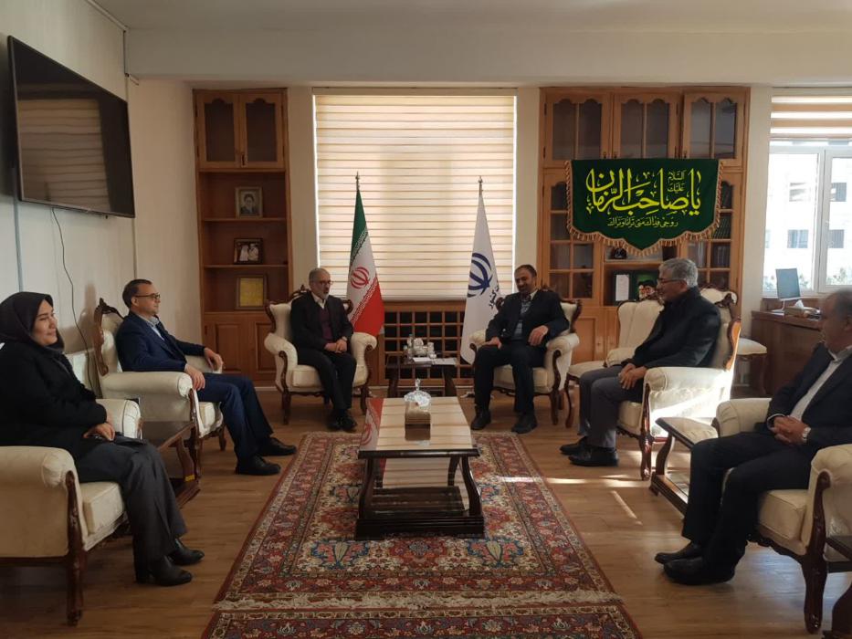 به گزارش خبر انرژی به نقل از روابط عمومی بانک صنعت و معدن، وی در آیین افتتاح ساختمان جدید سرپرستی این بانک و در جمع استاندار، مدیرکل صنعت، معدن و تجارت استان، معاون اقتصادی استاندار، رییس اتاق بازرگانی و رییس اتاق صنعت و معدن استان و جمعی از صنعتگران و معدنکاران استان که برای افتتاح ساختمان جدید سرپرستی این بانک حضور داشتند، ضمن تبریک فرا رسیدن دهه مبارک فجر و ایام پیروزی انقلاب اسلامی که تجلی حماسه ماندگار یک ملت در راه آزادی و عدالتخواهی است، عنوان داشت: امیدوارم در تمامی عرصه ها مخصوصا عرصه های اقتصادی و توسعه ای کشور بتوانیم مایه سربلندی بوده و پشتیبان خوبی برای جهادگران عرصه اقتصادی و صنعتی کشور باشیم.