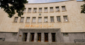 به گزارش خبر انرژیبه نقل از روابط عمومی بانک ملی ایران، این همایش که با عنوان “مسئولیت های حقوقی روسای شعب ” و با حضور محمد طالبی دبیرکل بانک مرکزی، فرشاد محمدپور معاون اداری مالی، پیمان نوری عضو شورای پول و اعتبار و رئیس هیات انتظامی بانک مرکزی جمهوری اسلامی ایران، فرشاد حیدری رئیس موسسه عالی آموزش بانکداری ایران، معاونان و اعضای هیات عامل بانک ملی ایران و جمعی از مدیران عامل، مسئولان ارشد، روسای برگزیده و کارکنان شبکه بانکی همراه بود، از ۳۰ رئیس شعبه موفق و برتر بانک ملی ایران در راستای پیشبرد راهبردها و دست یابی به اهداف عملیاتی بانک مرکزی قدردانی شد.