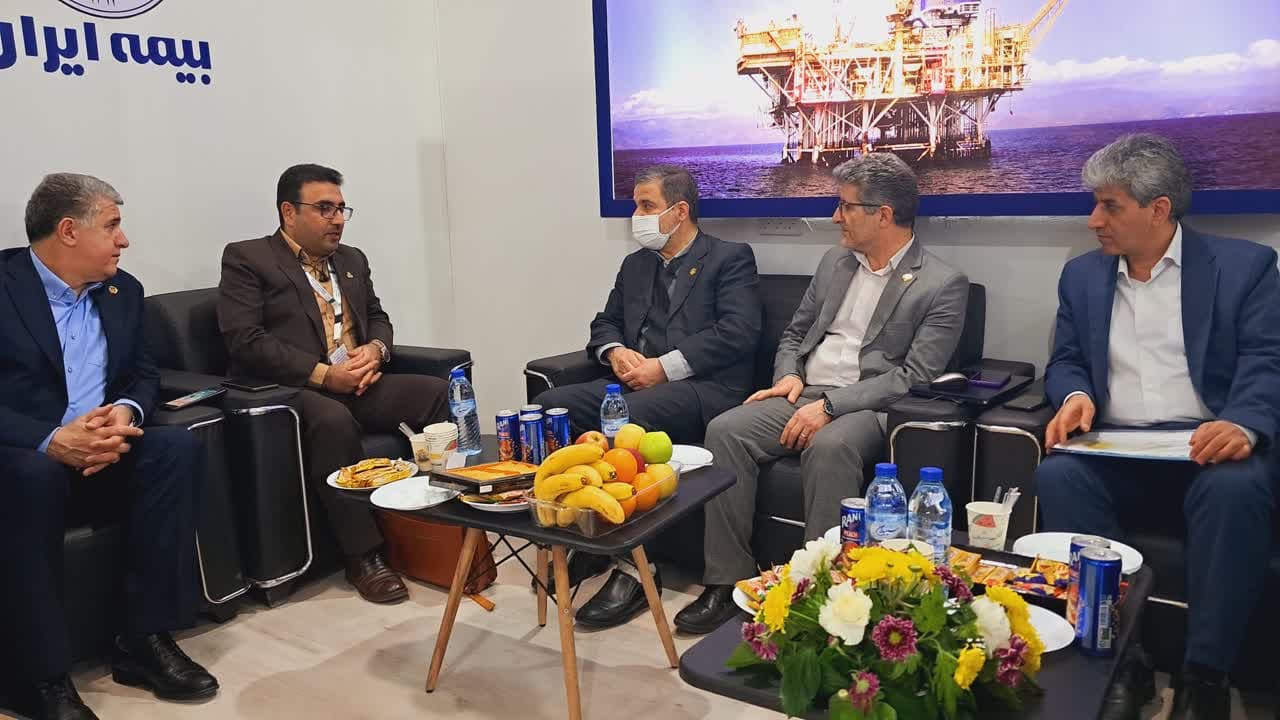 به گزارش خبر انرژی به نقل از روابط عمومی بیمه ایران، در دومین روز فعالیت این نمایشگاه، جمعی از مدیران و کارشناسان صنعت پتروشیمی و بانک از غرفه بیمه ایران بازدید نمودند.