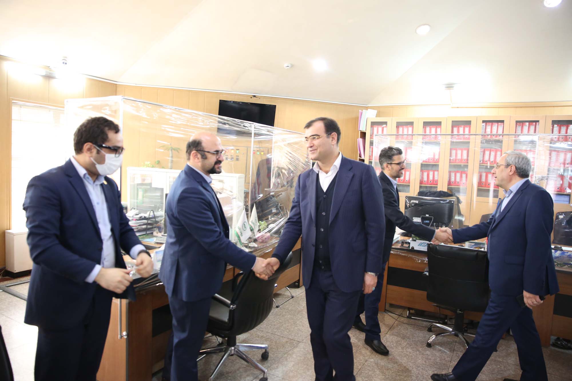 به گزارش خبر انرژی به نقل از روابط عمومی بیمه البرز ، مدیرعامل به همراه رییس هیات مدیره از مدیریت های ستادی روابط عمومی، حقوقی، مالی، سرمایه گذاری، حسابرسی، سرمایه انسانی و ساختمان و پشتیبانی در ساختمان ستادی و شعبه شریعتی و مدیریت های فنی آتش سوزی، مسوولیت، مهندسی، بیمه های زندگی، خودرو، باربری، اتکایی، شورای فنی، معاونت فنی و مجتمع بیمه ای کریمخان در ساختمان فنی شرکت، بازدید کرد.