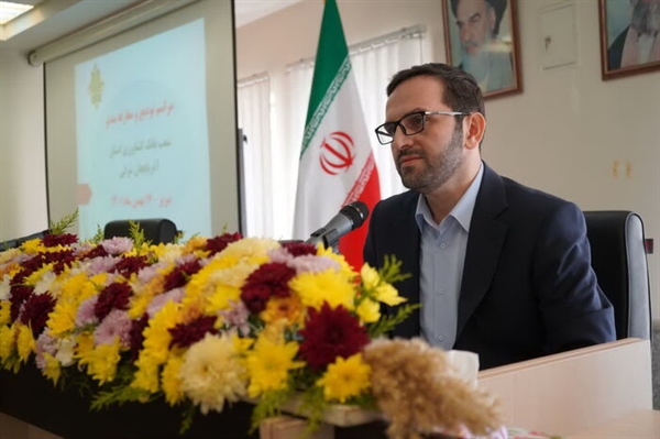 به گزارش خبر انرژی به نقل از روابط عمومی بانک کشاورزی، متقی نیا در سخنان خود با اشاره به سیاست ها و برنامه های راهبردی بانک کشاورزی برای حمایت از کشاورزان و فعالان بخش کشاورزی، اظهار داشت: حمایت از کسب و کارهای خُرد و کمک به بهبود معیشت کشاورزان آسیب پذیر و روستائیان زحمتکش، که قشر مولد جامعه هستند و حاصل دسترنج آن ها بر سفره های ما می نشیند،  بسیار با اهمیت و ضروری است و به همین منظور، پرداخت تسهیلات خُرد در بانک کشاورزی با هدف گذاری دقیق تر و  برنامه ریزی بهتر، جزو رویکردهای محوری است و در دستور کار قرار دارد.