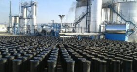 به گزارش خبرانرژی به نقل از مهر، آخرین اخبار از بررسی لایحه بودجه ۱۴۰۲ در کمیسیون تلفیق مجلس شورای اسلامی حاکی از آن است که با تصمیم نمایندگان، روش مفسده‌برانگیز قیر تهاتری که توسط دولت در لایحه حذف شده بود، مجدداً قرار است در متن قانون اضافه شود.