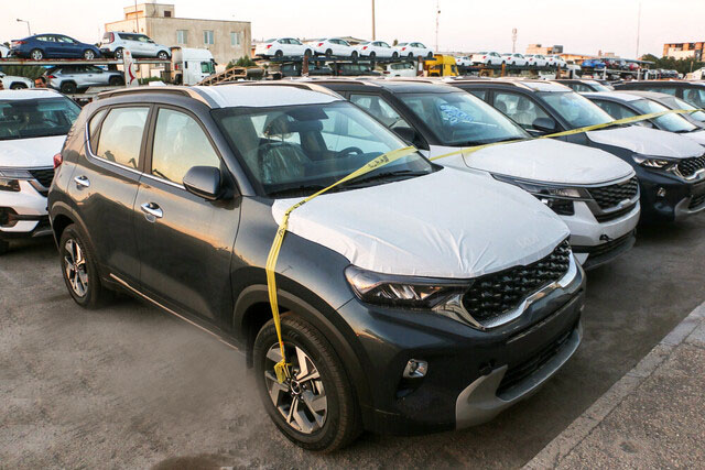 به گزارش خبرانرژی به نقل از ایسنا،  ثبت‌نام خودروهای وارداتی از امروز (شنبه ۶ اسفند ماه) آغاز می‌شود. تعداد خودروهایی که عرضه خواهد شد بر اساس تعداد ثبت‌نام‌هایی که صورت خواهد گرفت، تصمیم‌گیری می‌شود، اما به گفته مدیر طرح واردات خودرو وزارت صمت، حداقل فروش ۱۰۰ هزار خودرو در یک بازه شش ماهه دیده شده است.