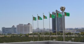 به گزارش خبرانرژی: مرکز پژوهش‌های اتاق ایران با انتشار گزارش «دیپلماسی اقتصادی ترکمنستان» به بررسی ساختار اقتصادی و تجاری ترکمنستان، مهم‌ترین اسناد و استراتژی‌های کلان اقتصادی این کشور و روابط آن با ایران پرداخته است.