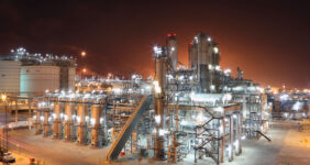 به گزارش خبرانرژی: بهره‌گیری از توان و تخصص شرکت‌ها، پیمانکاران و متخصصان داخلی در بخش‌های مختلف اقتصادی ازجمله صنایع نفت و پالایشگاهی ثابت کرده که این بخش با تکیه بر نیروهای انسانی حرفه‌ای و کاربلد خود توانسته کارهای محوله را به خوبی انجام دهد.