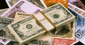 به گزارش خبرانرژی به نقل از ایسنا، از روز گذشته برخی صرافی‌ها و بانک‌ها از فروش ارز به مردم خودداری می‌کردند که پیگیری‌های ایسنا نشان می‌دهد، معاملات دلار و یورو در بازار متشکل ارزی ایران تا اطلاع ثانوی متوقف شده است.