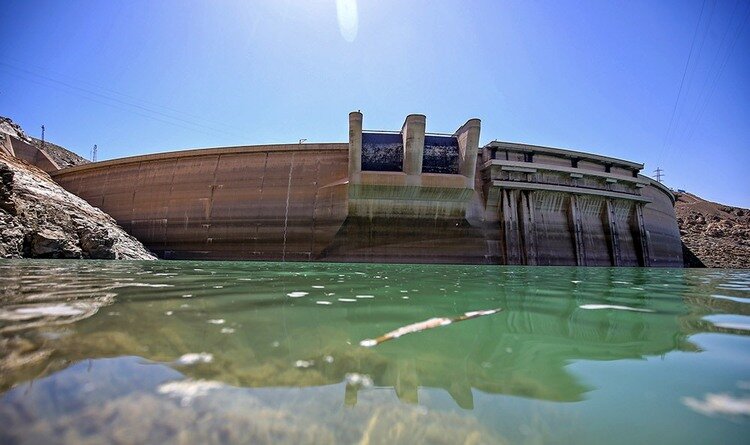 به گزارش خبرانرژی به نقل از وزارت نیرو، علیرضا ارسطویی با بیان اینکه از ابتدای مهرماه وارد سومین سال کم بارش پیاپی شدیم، اظهار کرد: حجم مخازن در (۲۵ بهمن ماه ۱۴۰۱) ۲۳۰ میلیون مترمکعب بوده و در روز مشابه سال ۱۴۰۰ این عدد معادل ۳۱۲ میلیون مترمکعب ثبت شده است که اختلاف آن ۸۲ میلیون مترمکعب کسری مخزن را نشان می‌دهد.