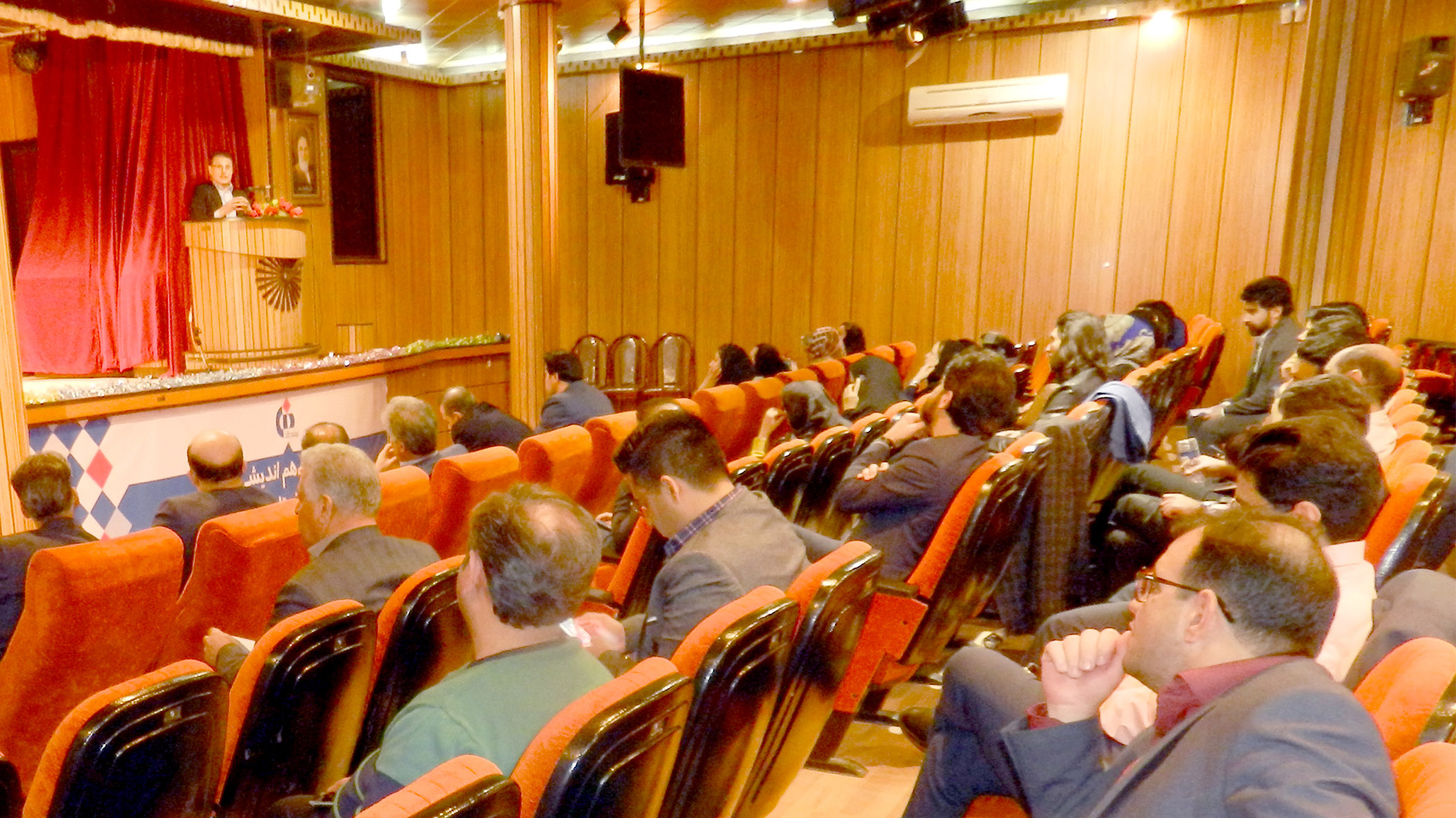 به گزارش خبر انرژی به نقل از روابط عمومی بیمه دانا، دکتر رضا جعفری در نشست هم‌اندیشی با کارکنان و نمایندگان شعبه یزد بیمه دانا که روز یکشنبه 14 اسفندماه سال‌جاری در محل آمفی‌تئاتر دانشگاه پیام نور این شهر برگزار شد، ضمن تبریک به مناسبت اعیاد شعبانیه، به ارائه گزارشی از عملکرد کلی شرکت بیمه دانا در سال 1401پرداخت.