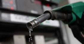 به گزارش خبر انرژی به نقل از ایسنا، در دومین روز از تعطیلات نوروز ۱۴۰۲ معادل ۱۲۲ میلیون و ۷۰۰ هزار لیتر بنزین در کشور توزیع شده که این عدد در مقایسه با مدت مشابه پارسال (دوم فروردین ۱۴۰۱) با ۱۱۳ میلیون لیتر، ۸.۶ درصد رشد یافته است.