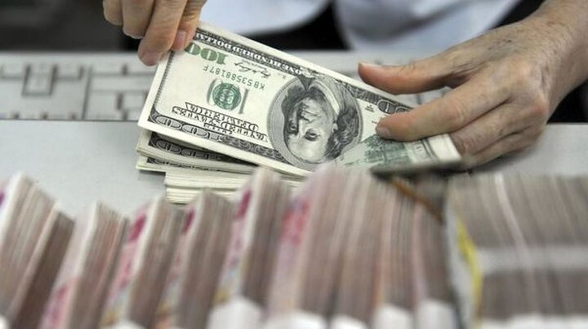 به گزارش خبرانرژی، دیروز در بازار ارز تهران، دلار توافقی صرافی با کاهش ۳۰۰ تومان روبه‌رو شد و به قیمت ۴۲ هزار و ۲۰۰ تومان خریداری شد و با قیمت ۴۲ هزار و ۶۰۰ تومان فروخته شد.