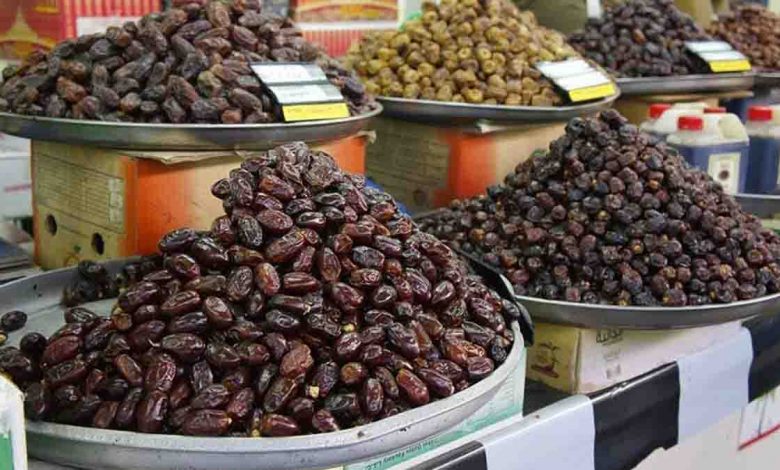 به گزارش خبرانرژی به نقل از تسنیم برای تامین نیاز خرما در ماه مبارک رمضان ۱۰۰ هزار تن خرما ذخیره شده است؛ کارگروه تنظیم بازار قیمت مصوب هر کیوگرم خرمای مضافتی در این ایام ۷۱ هزار و ۴۰۰ تومان و خرمای کبکاب را ۳۹ هزار تومان اعلام کرده است.