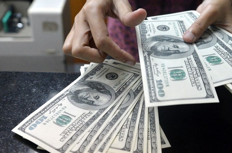 به گزارش خبرانرژی: کامران سلطانی‌زاده درباره وضعیت این روزهای بازار ارز اظهار کرد: با توجه به افزایش تزریق ارز و کاهش قیمت آن در بازار و در معاملات ارزی صرافی‌ها، پیش‌بینی می‌شود روند کاهش نرخ ارز با توجه به حمایت بانک مرکزی و تزریق بیشتر در بازار ادامه دار باشد.