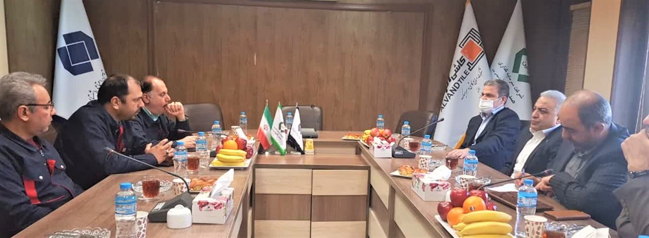 به گزارش خبر انرژی به نقل از روابط عمومی بیمه ایران در امتداد سفرهای استانی ،حسن شریفی رییس هیات مدیره و مدیر عامل بییمه ایران با یکی از بزرگترین بیمه گذاران استان قزوین دیدار و بر اهمیت خدمت رسانی به موقع به مردم و کارگران تاکید کرد. شریفی در این دیدار اشاره نمود علیرغم اینکه شرکتی دولتی هستیم اما به دنبال آن هستیم که مثل بخش خصوصی چابک رفتار کنیم.