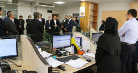 به گزارش خبر انرژی به نقل از روابط‌ عمومی بیمه ‌دانا، دکتر رضا جعفری در دیدار نوروزی با کارکنان این شرکت در محل ساختمان‌ سعدی، ضمن تبریک سال نو و ماه مبارک‌رمضان به تمامی کارکنان ستاد و صف، همچنین قدردانی از زحمات و تلاش‌های نمایندگان و شبکه فروش در سال گذشته اظهار داشت: خوشبختانه در چند روز آغازین فروردین‌ماه امسال موفق شدیم در شاخص فروش حدود هزار میلیارد تومان پرتفوی کسب کنیم که این موفقیت نشان از آن دارد که سال1402 سالی پرخیر و برکت برای بیمه دانا خواهد بود.