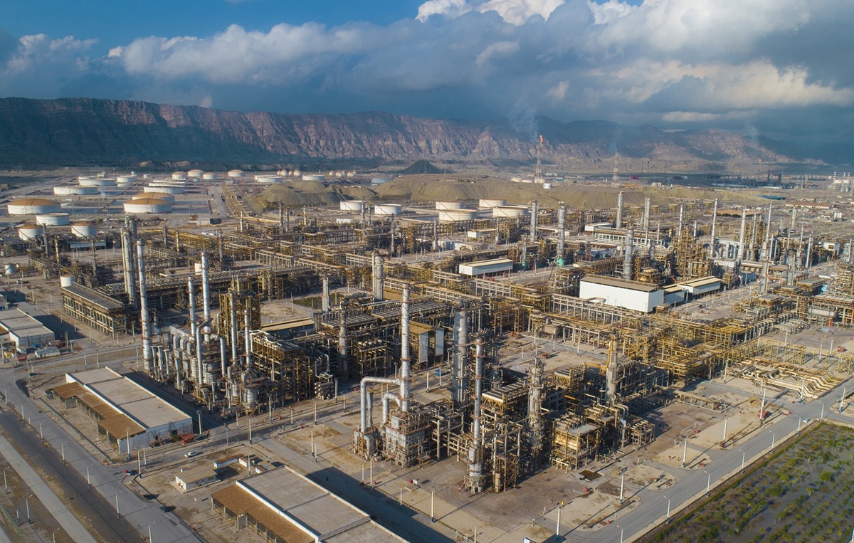 به گزارش خبر انرژی به نقل از شانا، احمد باهوش در این‌ باره گفت: پالایشگاه‌های سیزده‌گانه مجتمع گاز پارس جنوبی با ارسال به‌موقع خوراک به پالایشگاه ستاره خلیج فارس، نقشی بسیار راهبردی در خوداتکایی کشور برای تولید سبد سوختی مورد نیاز به ویژه در تأمین بنزین و گازوئیل دارند.