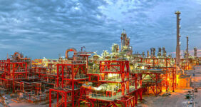 به گزارش خبر انرژی به نقل از رویترز، چندین منبع آگاه، امروز دوشنبه اعلام کردند: شرکت نفتی آرامکوی عربستان قرار است در ماه می میلادی عرضه نفت خود را به خریداران آسیایی افزایش دهد. این در حالی است که پیش از این، متعهد شده بود بر اساس طرح کاهش عرضه نفت، تولید خود را 500 هزار بشکه در روز کاهش دهد.