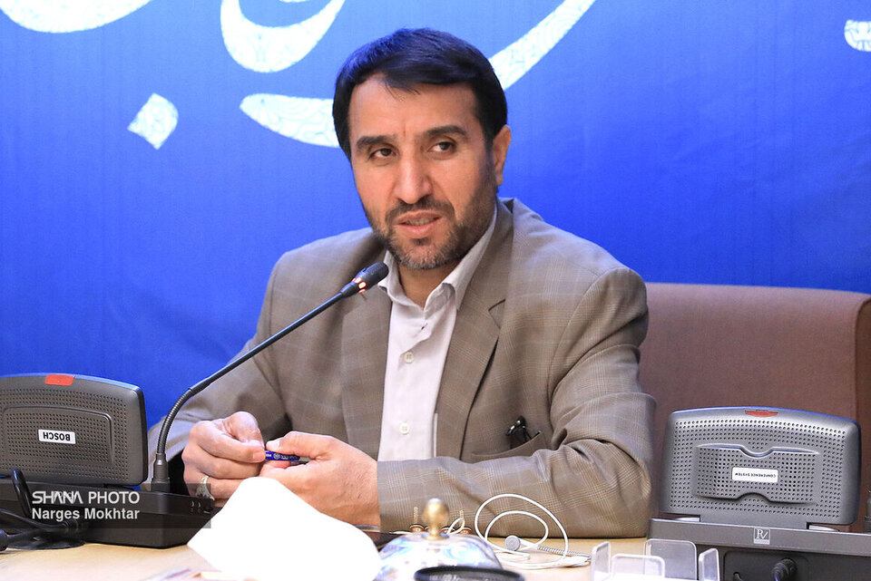 به گزارش خبرانرژی به  نقل از شانا، مرتضی شاهمیرزایی عصر روز شنبه (نوزدهم فروردین‌ماه) در نشست هم‌اندیشی و دیدار صمیمی با اصحاب رسانه، یکی از مخاطبان اصلی شعار سال را که «مهار تورم و رشد تولید» نامیده شده است شرکت ملی صنایع پتروشیمی عنوان و اظهار کرد: در بخش مهار تورم اختیارات شرکت ملی صنایع پتروشیمی محدود است، اما تلاش می‌شود تا جایی که امکان دارد کمیته تخصصی تنظیم بازار محصولات پتروشیمی در این زمینه نقش‌آفرینی کند.