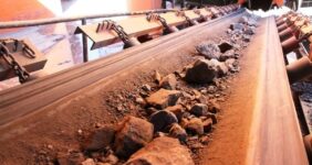 به گزارش خبرانرژی به نقل از بورس کالای ایران، عرضه این شرکتها به گونهای است که یک میلیون و ۵۰ هزار تن گندله سنگ آهن، ۱۳۴ هزار تن آهن اسفنجی و ۳۰ هزار تن کنسانتره بازیافتی سنگ آهن را در تالار محصولهای صنعتی و معدنی و ۲۸۸ هزار تن کنسانتره سنگ آهن، ۳۰۰ هزار تن سنگ آهن کلوخه و ۱۵۰ هزار تن سنگ آهن دانه بندی را در تالار حراج باز روی تابلو میبرد.