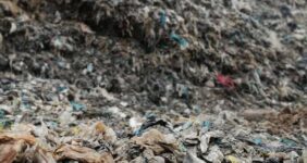 به گزارش خبر انرژی، مرجان گودرزی: با هماهنگی روابط عمومی شهرداری رشت و حضور یوسف یزدانی ، کریمی کرنق و محسن سماکـچی رؤسای کمیسیونهای محیط زیست و خدمات شهری و عمران از شورای اسلامی و حضور معاونت حمل و نقل و امور زیربنایی شهرداری رشت، اصحاب رسانه گیلان از پروژه عملیات بهسازی لندفیل سراوان بازدید کردند.