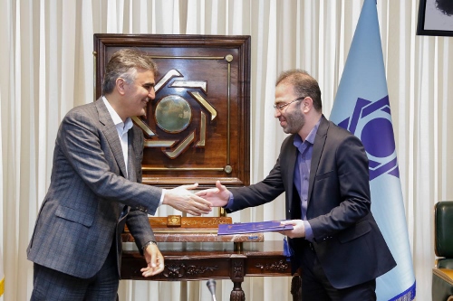 به گزارش خبرانرژی به نقل از بانک مرکزی، رئیس‌کل بانک مرکزی در مراسم تکریم و معارفه جناب آقایان دکتر پیمان قربانی و دکتر محمد شیریجیان معاونین اقتصادی پیشین و جدید بانک مرکزی تاکید کرد: انتظار از معاونت اقتصادی بانک مرکزی به عنوان تخصصی ترین نهاد اقتصادی کشور همواره در پیشبرد امور بسیار بالاست به ویژه اینکه در سال مهار تورم و رشد تولید حتما این معاونت با طرح‌های عملیاتی خود خواهد توانست ضمن ارائه راهکارهای فنی در حوزه کل‌های پولی، زمینه فائق آمدن بر مشکلات را فراهم نمایند.