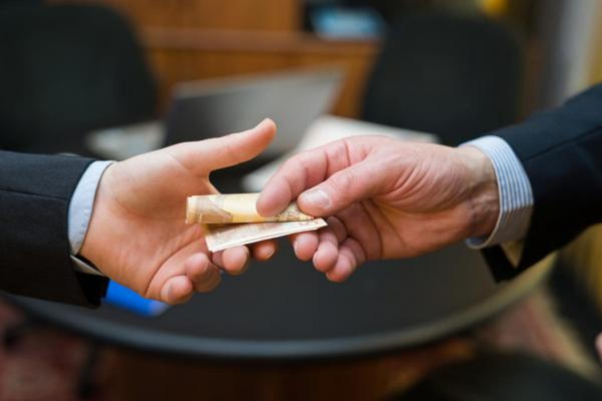 به گزارش  خبر انرژی به نقل از کارگروه تحقیقاتی معدنی شهید حسام خوشنویس: 1. مطابق بند (ج) اصل 2 قانون اساسی ، از جمله اهداف عالیه تشکیل نظام مقدس جمهوری اسلامی، ایجاد قسط و عدل است و در این راستا و مطابق بند (1) و (9) اصل سوم قانون اساسی، دولت مکلف به (مبارزه با کلیه مظاهر فساد و تباهی) و (رفع تبعیضات ناروا و ایجاد امکانات عادلانه برای همه، در تمام زمینه‌های مادی و معنوی) است.