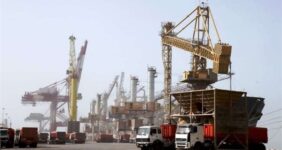 به گزارش خبرانرژی به نقل از سازمان بنادر و دریانوردی؛ بهروز آقایی گفت: در طول هفته جاری، این تعداد کشتی در اسکله‌های غلات مجتمع بندری امام خمینی (ره) پهلو گرفته‌اند و فرآیند تخلیه کالاهای اساسی حامل آنها آغاز شده است.