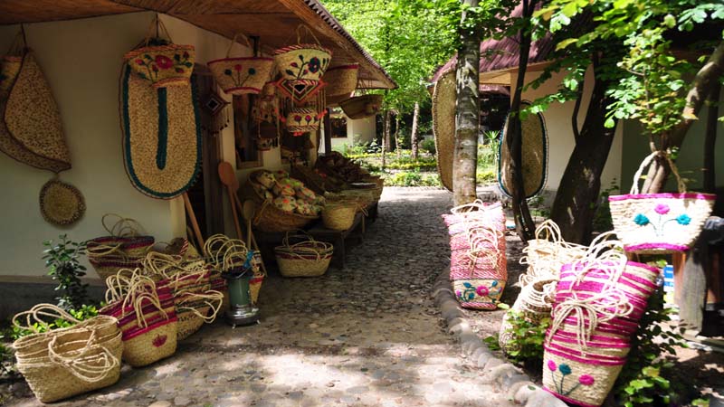 به گزارش خبر انرژی، مرجان گودرزی-رشت، کارگروه پیاده راه فرهنگی شهر رشت مطرح کرد، ساختمان والی واقع در منطقه پیرسرای رشت که در مالکیت شهرداری رشت و فعلا تحت کاربری پلیس امنیت اقتصادی استان است، با توجه به قرارگیری در محل تولید و عرضه صنایع دستی رشت، میتواند بهترین مکان برای ایجاد نمایشگاه و بازار دائمی صنایع دستی رشت شود.  