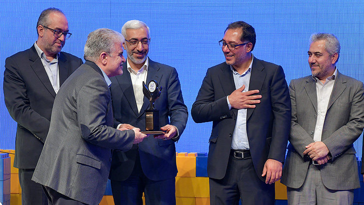 به گزارش خبر انرژی به نقل از روابط عمومی بانک پاسارگاد؛ در اولین دوره‌ جشنواره بین‌المللی تأمین مالی نوآوری و فناوری(فینوتکس) که با‌هدف رفع نیاز‌های سرمایه‌گذاران و سرمایه‌پذیران و باحضور مدیران و سیاست‌گذاران این حوزه و مشارکت فعال نهادهای دولتی و خصوصی هم‌زمان با دوازدهمین دوره نمایشگاه اینوتکس در تاریخ ۱۹اردیبهشت ماه‌۱۴۰۲ در محل پارک پردیس فناوری برگزار گردید، از بانک پاسارگاد به عنوان یکی از نهاد‌های تاثیرگذار در تأمین مالی نوآوری وفناوری در زیست‌بوم دانش‌بنیان کشور با اهدا تندیس یادبود تقدیر به عمل آمد.