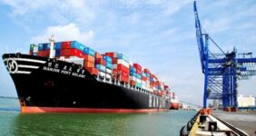 به گزارش خبرانرژی به نقل از مانا، انتقال حدود ۸۰ درصد از غلات جهان از طریق دریا و تجارت دریایی انجام میشود که با آغاز درگیری اوکراین، تقریباً ۳۰ درصد از تجهیزات دریایی از مدار خارج شد. از همین روی، هیچ کشوری از پیامدهای اقتصادی جنگ در امان نمانده و قیمت مواد غذایی به سطوح غیرقابل تحملی رسیده است.