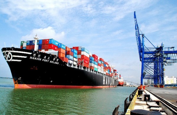 به گزارش خبرانرژی به نقل از مانا، انتقال حدود ۸۰ درصد از غلات جهان از طریق دریا و تجارت دریایی انجام می‌شود که با آغاز درگیری اوکراین، تقریباً ۳۰ درصد از تجهیزات دریایی از مدار خارج شد. از همین روی، هیچ کشوری از پیامدهای اقتصادی جنگ در امان نمانده و قیمت مواد غذایی به سطوح غیرقابل تحملی رسیده است.