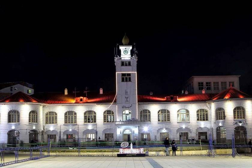 به گزارش خبر انرژی-مرجان گودرزی-رشت، به نقل از روابط عمومی و امور بین الملل شورای رشت، نائب رئیس شورای اسلامي شهر رشت امروز در هشتاد و چهارمین جلسه علنی شورا در ساختمان جلسات شورا با تبریک پیشاپیش فرا رسیدن سالروز میلاد حضرت معصومه سلام الله علیها و روز دختر اظهار کرد: اسلام در زمانی جوانه زد که مردم آن دوران ارزشی برای جایگاه زن و دختر قائل نبودند و با تلاش های فرهنگی پیامبر گرامی اسلام (ص) نگاه جامعه به زنان و دختران اصلاح شد و با میلاد حضرت فاطمه زهرا (س) این جایگاه به نهایت منزلت رسید .