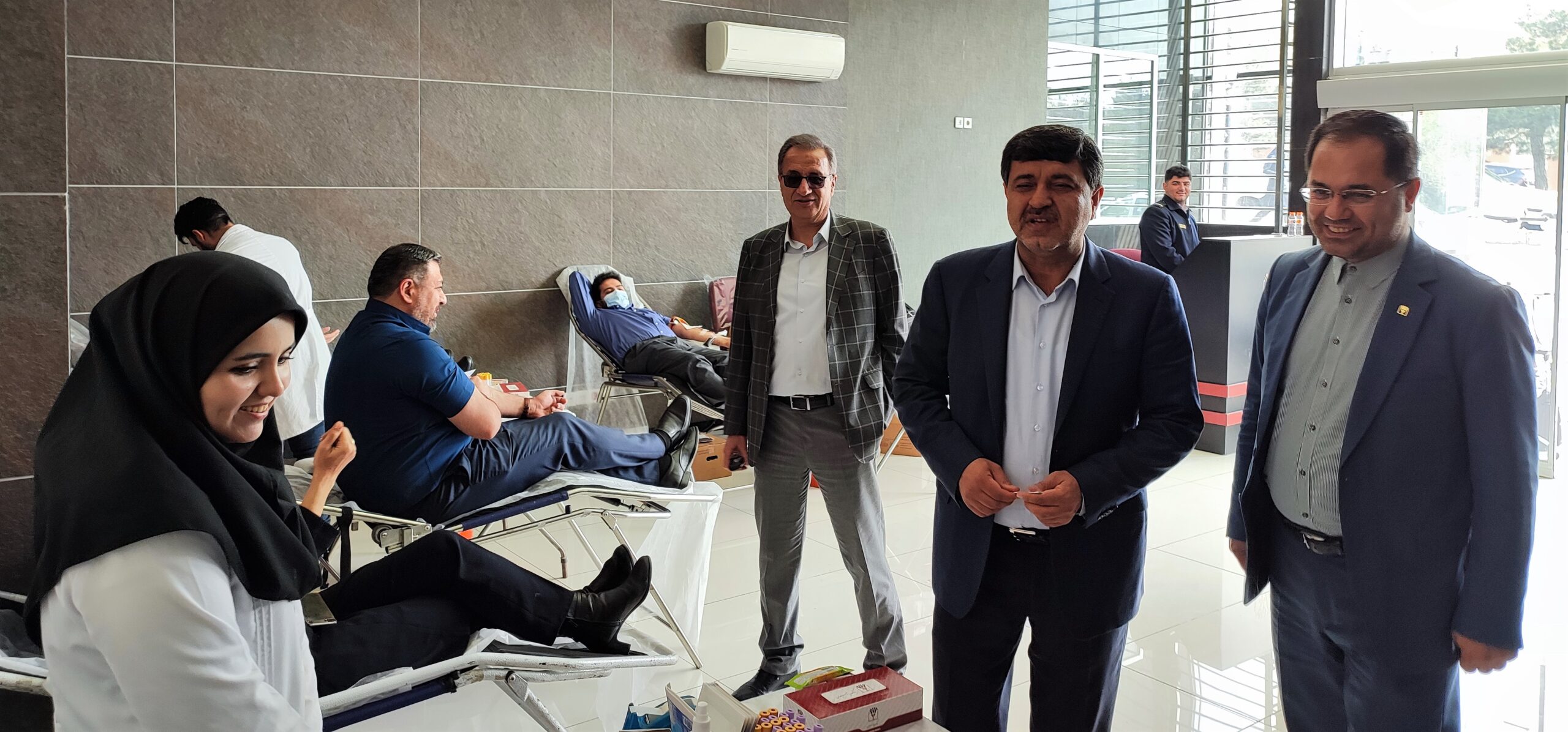 به گزارش خبر انرژی به نقل از روابط عمومی بانک پارسیان، روزهای سه‌شنبه و چهارشنبه ۲۳ و ۲۴ اسفندماه تیم خون‌گیری سازمان انتقال خون در محل ساختمان مرکزی بانک حضور یافته و مدیران و کارکنان بانک در محیطی کاملاً بهداشتی و با رعایت دستورالعمل‌های مرتبط، نسبت به اهدای خون خود اقدام کردند.