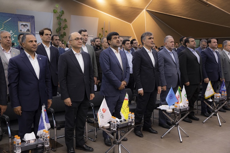 به گزارش خبر انرژی  به نقل از روابط عمومی بانک ملت، در نخستین جشنواره تلاش با برکت که به همت ستاد اجرایی فرمان حضرت امام(ره) و بنیاد برکت و با حضور رییس کل بانک مرکزی، مدیران عامل بانک ها، تعدادی از مسوولان دولتی و مسوولان ارشد این ستاد برگزار شد، از بانک ملت به دلیل اعطای تسهیلات اشتغالزایی به معرفی شدگان بنیاد برکت، با اهدای لوح سپاس و تندیس قدردانی شد.