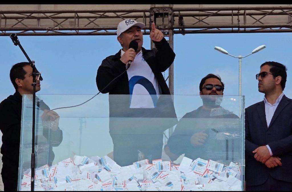 به گزارش خبر انرژی به نقل از خبرنگارما منطقه آزاد از ماکو، دکترحسین گروسی روز جمعه در رویداد بزرگ همایش پیاده روی خانوادگی که با حضور ده ها هزار نفری مردم منطقه آزاد ماکو با شکوه خاصی برگزار شد افزود: شهروندان منطقه آزاد ماکو، علاقمند به ورزش و ورزش های همگانی هستند و حضور بی سابقه جمعیت در این همایش پیاده روی، نشان از علاقمندی آنان به ورزش و برنامه های سلامت محور می باشد.