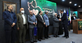 به گزارش خبر انرژی به نقل از بانک پارسیان، در سومین همایش ملی “قرض نیکو” از بانک پارسیان و صندوق قرض‌الحسنه پارسیان به‌واسطه خدمات ارزشمند و شایان توجه در زمینه محرومیت‌زدایی در مناطق کم برخوردار، به‌ویژه اعطای تسهیلات اشتغالزایی و کمک به گازرسانی خانواده‌های تحت پوشش کمیته امداد در مناطق محروم و همچنین حمایت‌های مادی و معنوی بانک پارسیان و صندوق قرض‌الحسنه پارسیان با اهدای لوح و تندیس به علیرضا خلیل پور مدیرعامل صندوق قرض‌الحسنه پارسیان تجلیل شد.